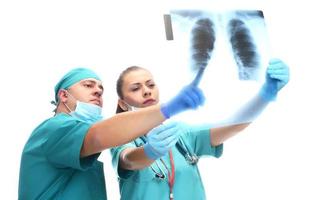 doktorer undersöka lungor röntgen från covid 19 patient. isolerat på vit bakgrund. covid 19, sars cov 02, begrepp foto
