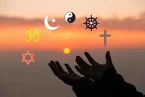 religiös symboler. kristendomen korsa, islam halvmåne, buddhism dharma hjul, hinduism aum, judendom David stjärna, taoism yin yang, värld religion begrepp. profeter av Allt religioner föra fred till värld. foto