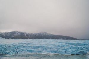 enorm glaciärer på sjö landskap Foto
