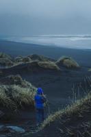 kvinna på reynisfjara strand landskap Foto