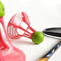 badminton racketar och två nylon- plast badmintonbollar foto