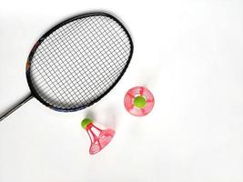 vindtät nylon- plast badmintonbollar med en racket isolerat på vit bakgrund. topp se foto