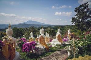 skön vit stuck buddha staty inskriven på de sluttning den är en plats av meditation kallad wat sutesuan, nam nao distrikt, thailand. foto