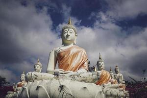 skön vit stuck buddha staty inskriven på de sluttning den är en plats av meditation kallad wat sutesuan, nam nao distrikt, thailand. foto