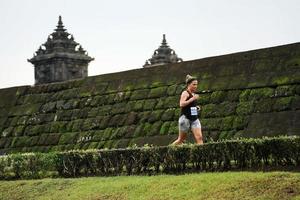 yogyakarta, indonesien - november 20, 2022 de sleman tempel springa kontingent passerade de naturskön rutt av de barong tempel, de tog del i en spår löpning tävling. foto