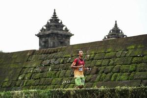 yogyakarta, indonesien - november 20, 2022 de sleman tempel springa kontingent passerade de naturskön rutt av de barong tempel, de tog del i en spår löpning tävling. foto