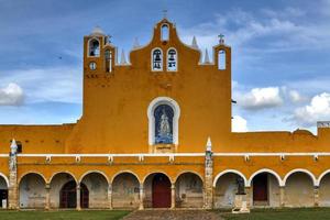 de gul kloster av san antonio av padua i izamal, yucatan halvö, Mexiko. foto