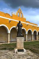 de gul kloster av san antonio av padua i izamal, yucatan halvö, Mexiko. foto