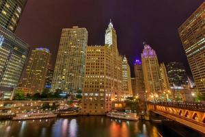 chicago flod horisont på natt foto