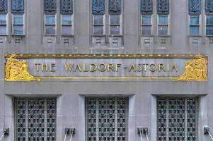ny york stad - april 14, 2018 - värld känd waldorf astoria är anses vara ett av de först stor hotell och en landmärke eftersom 1993 i manhattan, ny york stad. foto