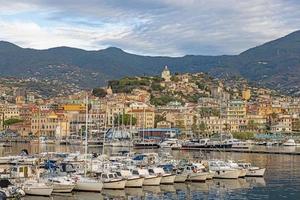 panorama över de hamn av de italiensk stad av san remo foto