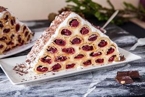 en traditionell moldaviska efterrätt eller kaka bestående av pannkakor med körsbär, mjölk creme och choklad creme också kallad kosma lui guguta. foto
