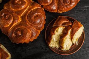 färsk bröd från de ugn. traditionell ost paj från rumänien kallad saralie. hemlagad bröd tillverkad från vit vete mjöl. foto