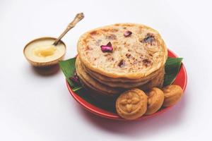 ljuv khoya roti eller peda chapati paratha tillverkad använder sig av förtjockad grädde mjölk eller khoa, khowa, mawa foto