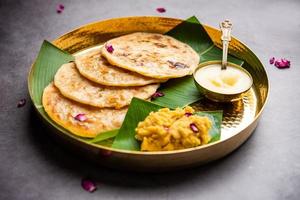 puran poli, puran roti, holige, obbattu, eller bobbattlu, är indisk ljuv flatbread från maharashtra foto