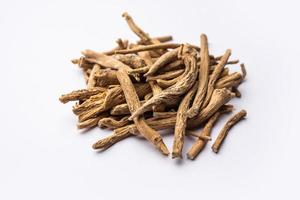 ashwagandha eller aswaganda eller indisk ginseng är ett ayurveda medicin i stam och pulver form foto