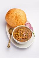 chole bhatur är en norr indisk mat maträtt. en kombination av chana masala och bhatura eller puri foto