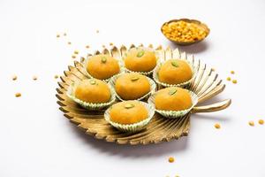 besan peda, pedha, pera. populär indisk mithai beredd använder sig av gram mjöl, heee, socker, mjölk foto