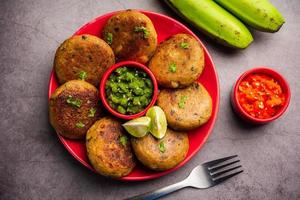 rå banan kotlett också kallad groblad eller kacche kele ki tikki eller biffar, eras med chutney foto