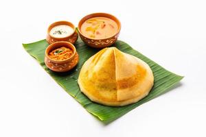kon form dosa, också kallad dosai, dosey, eller dosha, är en tunn pannkaka i söder indisk kök foto