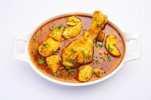 röd kyckling curry eller murgh masala eller korma med framträdande ben bit foto