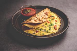 omelett chapati rulla eller franky. indisk populär, snabbt friska recept för barn tiffin eller lunch låda foto