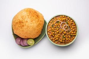 chole bhatur är en norr indisk mat maträtt. en kombination av chana masala och bhatura eller puri foto