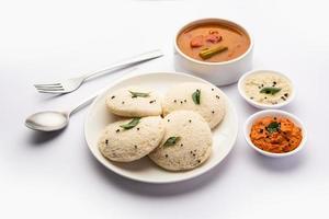 passivt sambar eller idli med sambhar och grön, röd chutney. populär söder indisk frukost foto
