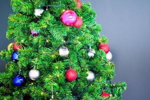bakgrund för jul säsong. närbild skott av en skön dekorerad gran träd. foto