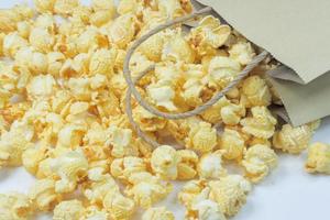 Smör popcorn spridd på en vit bakgrund foto