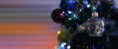 jul ornament struntsak på träd med suddigt ljus bakgrund, xmas boll på de grenar gran, bred horisontell baner för glad jul, glad ny år hälsning kort, noel, vinter- högtider begrepp foto