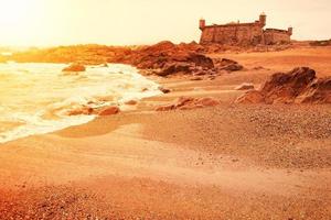 medeltida slott på en kust foto