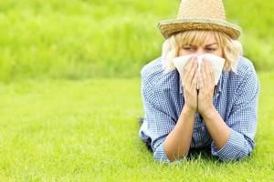 kvinna allergisk till gräs foto