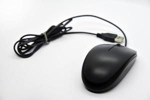en grå dator mus på en vit bakgrund. skön skinande dator mus närbild. mus manipulator. en dator grej. foto