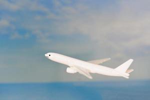 flygplan flygande i de blå himmel med - resenärer flygbolag plan leksak foto