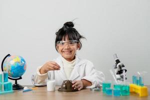 utbildning, vetenskap, kemi och barn begrepp - barn eller studenter med testa rör framställning experimentera på skola laboratorium foto