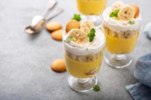 banan pudding i små glasögon foto