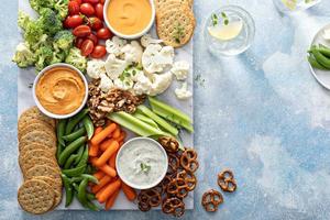 växt baserad mellanmål styrelse med grönsaker och crackers foto