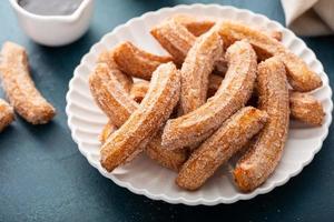 hemlagad churros med kanel socker på en tallrik foto