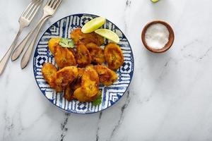 friterad caramelized plantains eras med kalk kilar foto