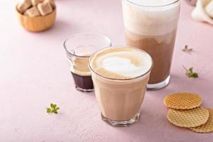 kaffe och espresso drycker i glasögon, latte och mocka foto
