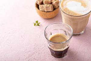 kaffe och espresso drycker i glasögon, latte och mocka foto