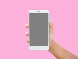 mänsklig hand innehav tom skärm smart telefon isolerat på rosa bakgrund. foto