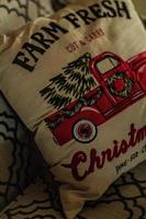 röd lastbil med en jul träd i den jul kudde på en stol foto