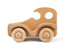 leksak tillverkad av trä retro bil på en vit isolerat bakgrund foto