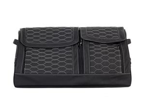svart läder väska för lagring saker och reser i de trunk av en bil på en vit isolerat bakgrund. bagage, handgjort resväska foto