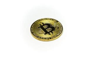 stänga upp av gyllene bitcoin på vit bakgrund med selektiv fokus. symbol av digital pengar mynt. guld metall mynt isolerat. virtuell kryptovaluta begrepp. foto