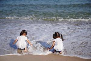 lycklig familj på stranden foto