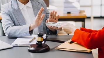 lag böcker och skalor av rättvisa på skrivbord i bibliotek av lag fast. juridik Rättslig utbildning begrepp. foto