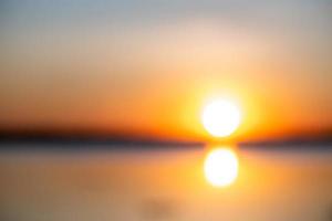 skön lutning orange moln och solljus på de blå himmel perfekt för de bakgrund, ta i evighet, skymning foto